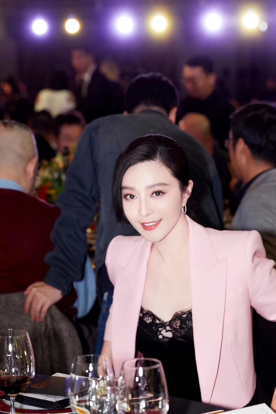 Phạm Băng Băng tái xuất rạng ngời, quyến rũ sau scandal trốn thuế - 4 Phạm Băng Băng tái xuất rạng ngời, quyến rũ sau scandal trốn thuế - 4