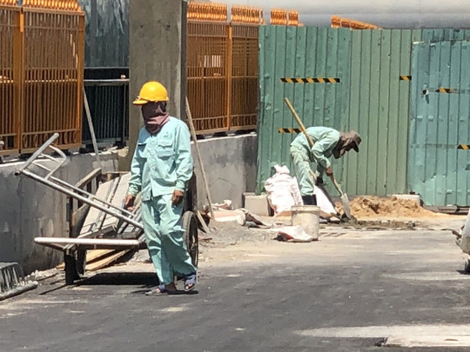 Công nhân oằn mình dưới nắng nóng - 2 Công nhân oằn mình dưới nắng nóng - 2