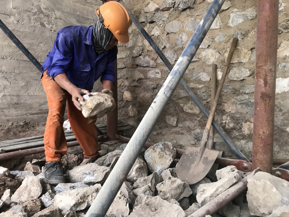Hà Nội: Mục sở thị việc đục thông vòm cầu đường sắt chạy qua phố cổ - 4 Hà Nội: Mục sở thị việc đục thông vòm cầu đường sắt chạy qua phố cổ - 4