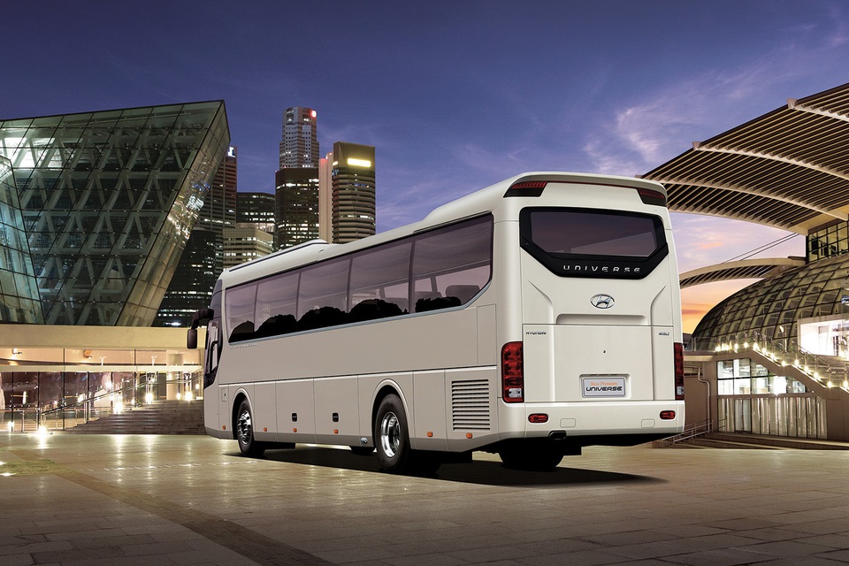 Sôi động thị trường xe khách 2019 - 2