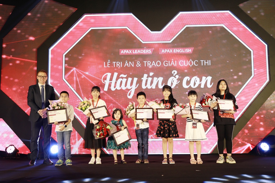 Cậu bé vượt 100km để học tiếng Anh đoạt giải “câu chuyện hay nhất” - 1 Cậu bé vượt 100km để học tiếng Anh đoạt giải “câu chuyện hay nhất” - 1