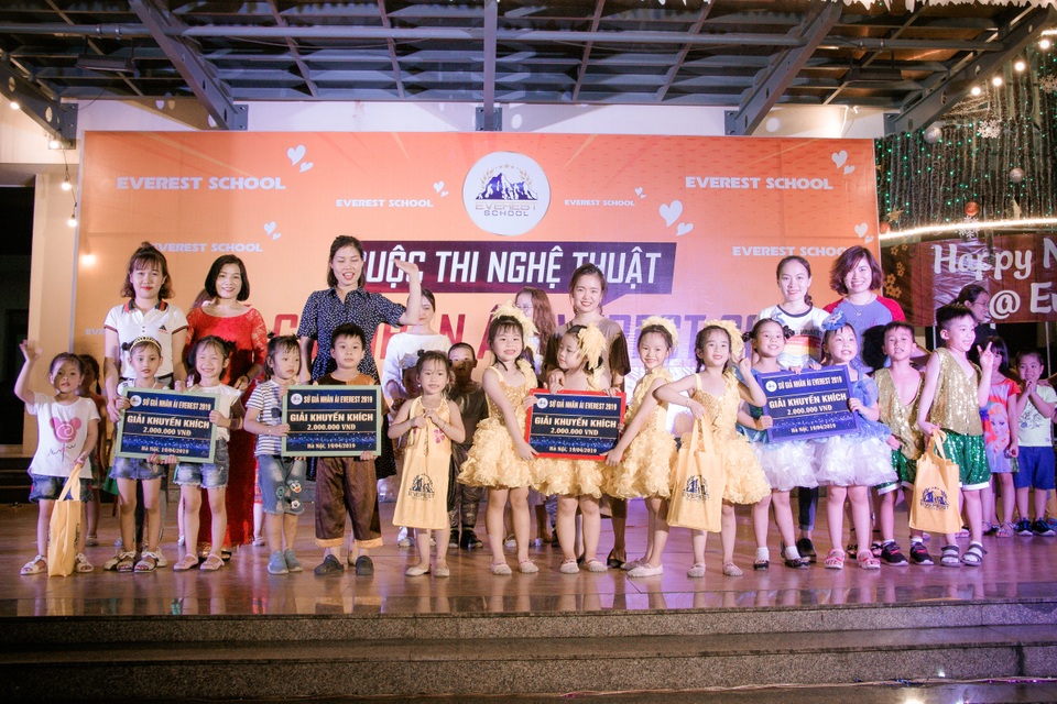Lộ diện quán quân Cuộc thi nghệ thuật “Sứ giả nhân ái Everest 2019” - 3 Lộ diện quán quân Cuộc thi nghệ thuật “Sứ giả nhân ái Everest 2019” - 3