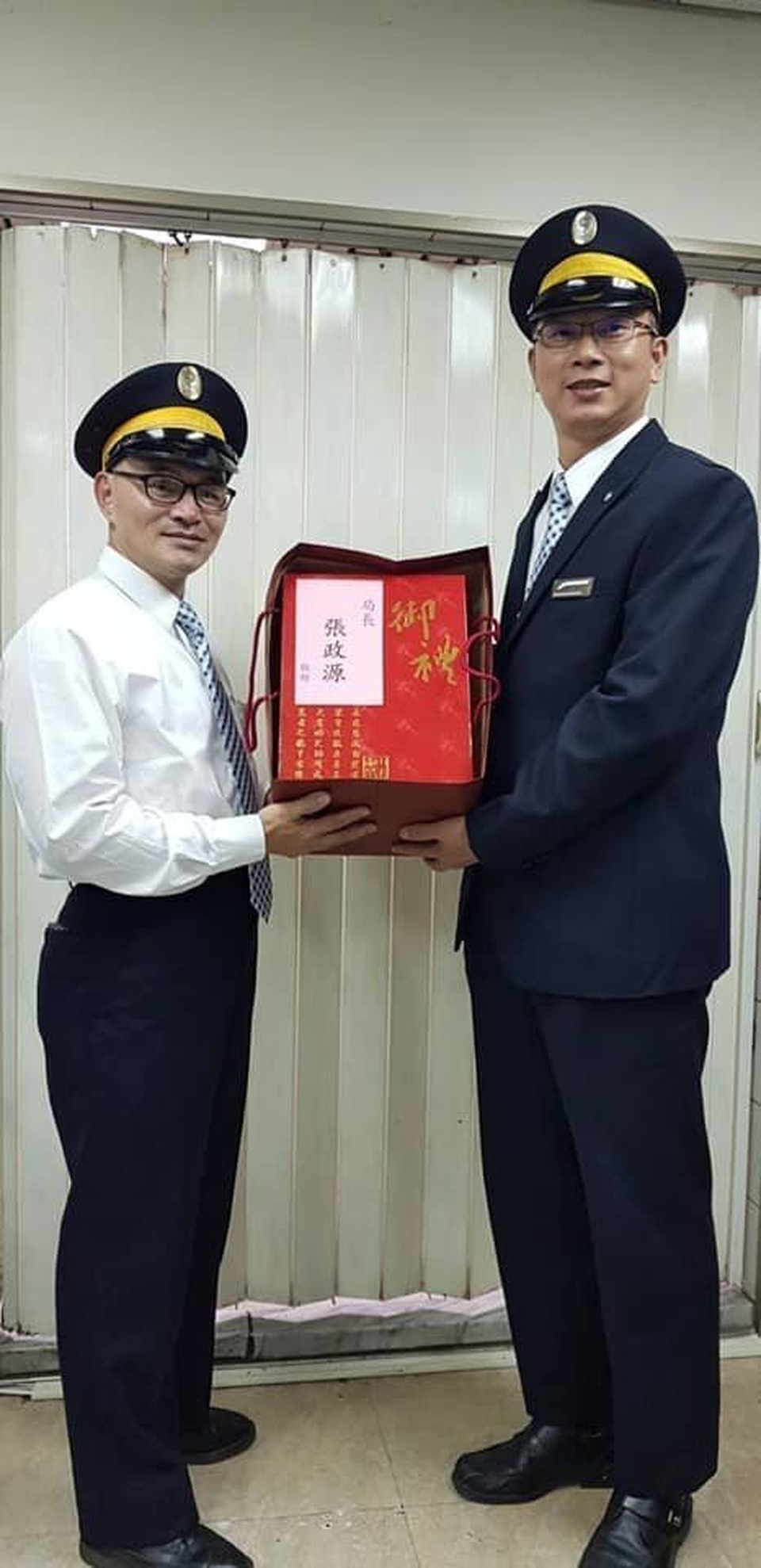 Cộng đồng mạng chỉ trích nữ du khách người Việt quát mắng nhân viên soát vé - 2 Cộng đồng mạng chỉ trích nữ du khách người Việt quát mắng nhân viên soát vé - 2