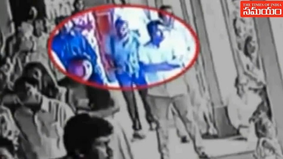 Khoảnh khắc nghi phạm bước vào nhà thờ trước khi đánh bom đẫm máu tại Sri Lanka - 1 Khoảnh khắc nghi phạm bước vào nhà thờ trước khi đánh bom đẫm máu tại Sri Lanka - 1