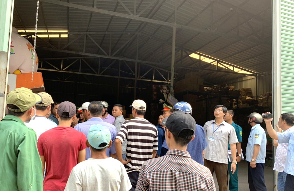 Một phụ nữ tự trói mình, cầm dao “cố thủ” bảo vệ công trình vi phạm - 1 Một phụ nữ tự trói mình, cầm dao “cố thủ” bảo vệ công trình vi phạm - 1