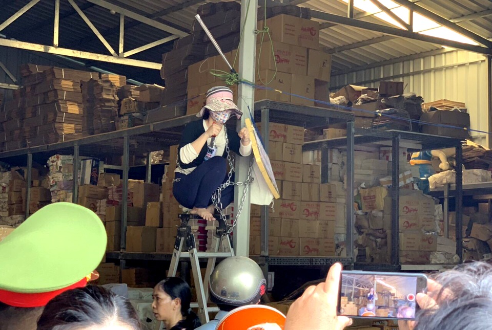 Một phụ nữ tự trói mình, cầm dao “cố thủ” bảo vệ công trình vi phạm - 2 Một phụ nữ tự trói mình, cầm dao “cố thủ” bảo vệ công trình vi phạm - 2