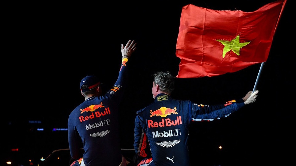 Ngồi cùng David Coulthard trong chiếc xe đua F1 biểu diễn tại Hà Nội - 10 Ngồi cùng David Coulthard trong chiếc xe đua F1 biểu diễn tại Hà Nội - 10