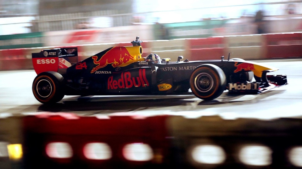 Ngồi cùng David Coulthard trong chiếc xe đua F1 biểu diễn tại Hà Nội - 3 Ngồi cùng David Coulthard trong chiếc xe đua F1 biểu diễn tại Hà Nội - 3