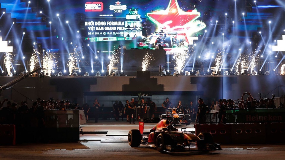 Ngồi cùng David Coulthard trong chiếc xe đua F1 biểu diễn tại Hà Nội - 1 Ngồi cùng David Coulthard trong chiếc xe đua F1 biểu diễn tại Hà Nội - 1