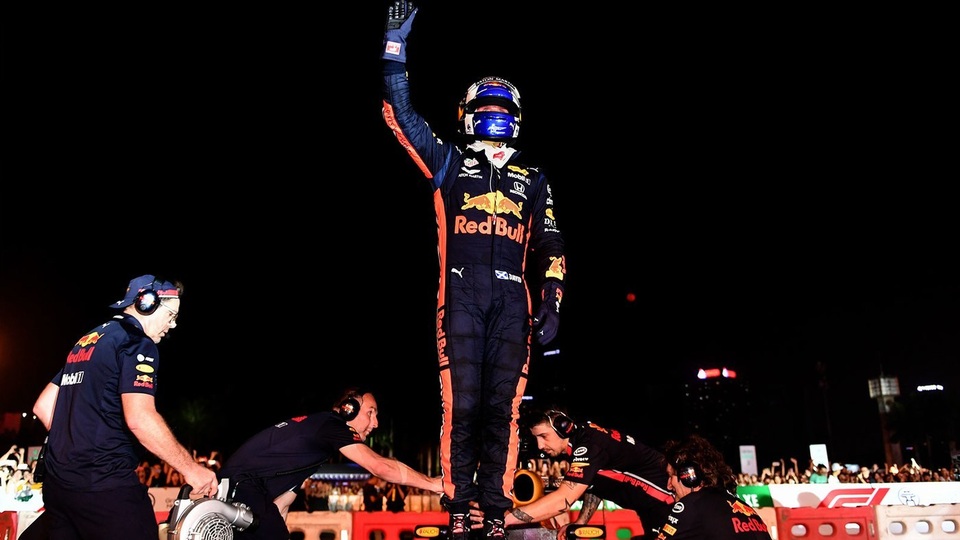 Ngồi cùng David Coulthard trong chiếc xe đua F1 biểu diễn tại Hà Nội - 9 Ngồi cùng David Coulthard trong chiếc xe đua F1 biểu diễn tại Hà Nội - 9