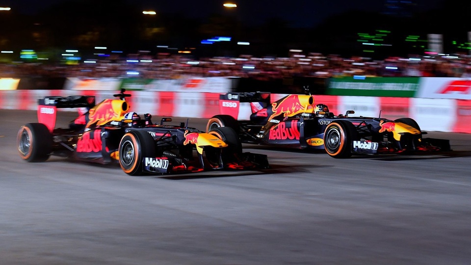 Ngồi cùng David Coulthard trong chiếc xe đua F1 biểu diễn tại Hà Nội - 5 Ngồi cùng David Coulthard trong chiếc xe đua F1 biểu diễn tại Hà Nội - 5