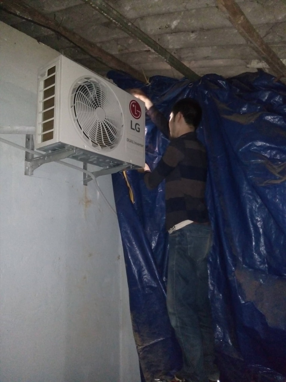 Thời tiết nắng nóng, Hà Nội cháy thợ điều hòa - 1 Thời tiết nắng nóng, Hà Nội cháy thợ điều hòa - 1