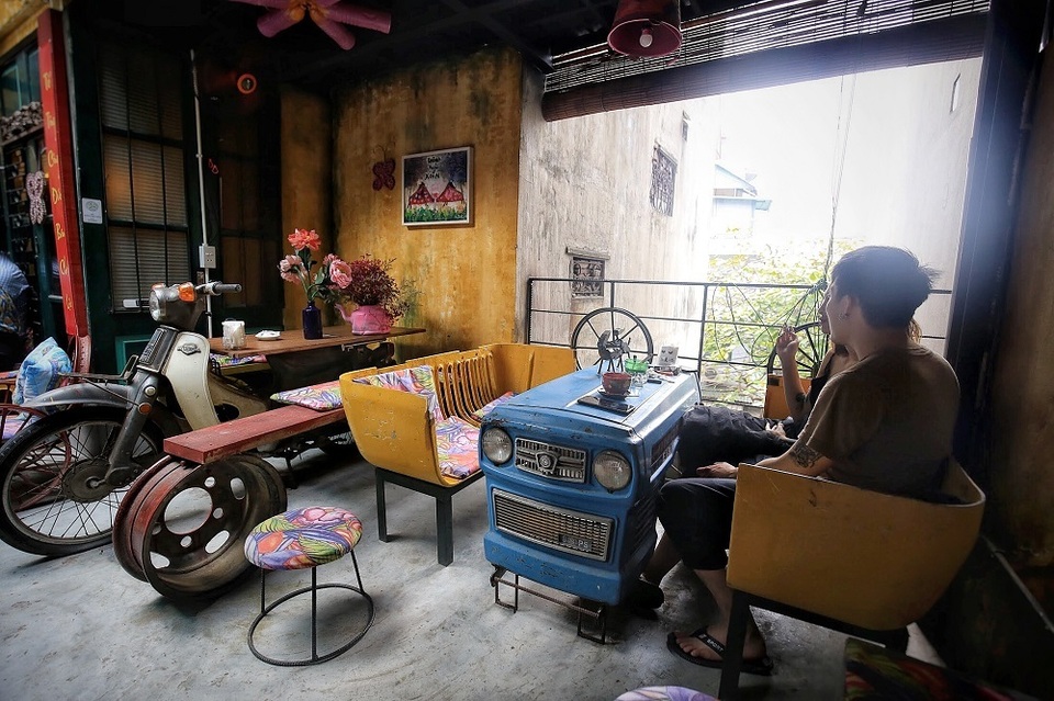 Độc đáo quán cà phê được làm từ... phế liệu ở Hà Nội - 5 Độc đáo quán cà phê được làm từ... phế liệu ở Hà Nội - 5