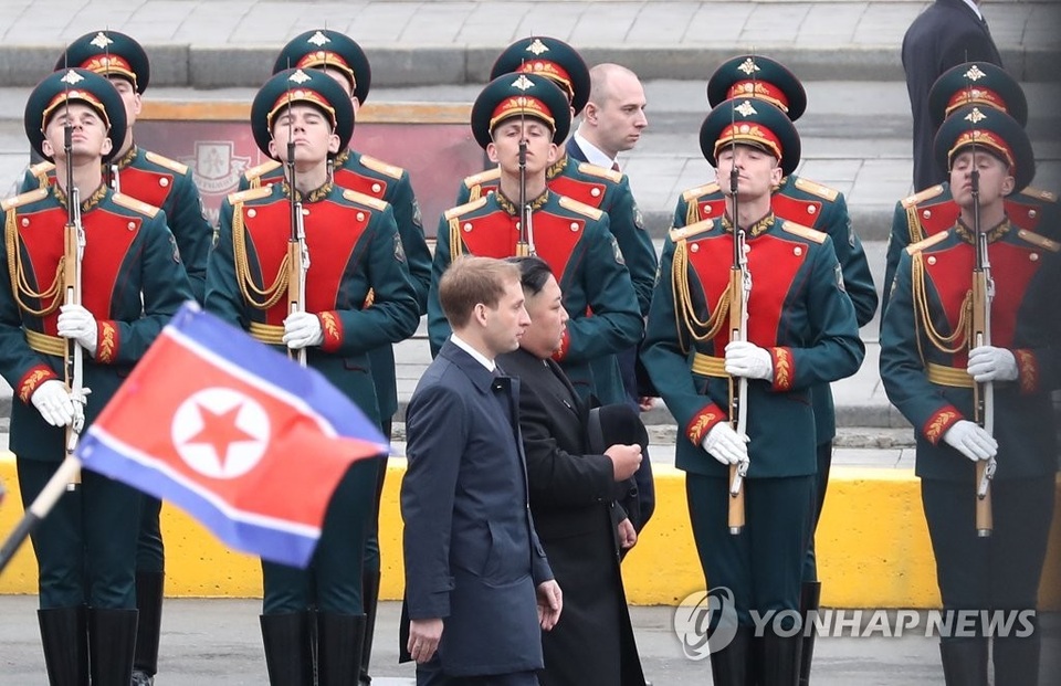Ông Kim Jong-un bước trên thảm đỏ, duyệt đội danh dự trong lễ đón ở Nga - 1 Ông Kim Jong-un bước trên thảm đỏ, duyệt đội danh dự trong lễ đón ở Nga - 1