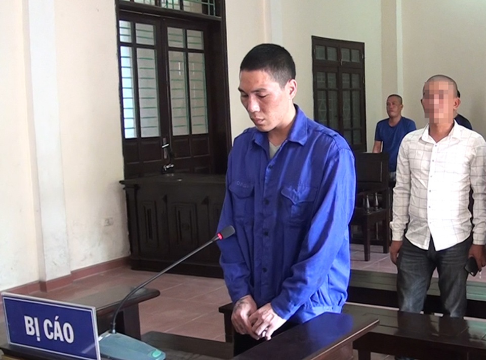 Phạt tù người cha ngáo đá kéo con lên mái nhà rồi làm rơi xuống dưới - 1 Phạt tù người cha ngáo đá kéo con lên mái nhà rồi làm rơi xuống dưới - 1