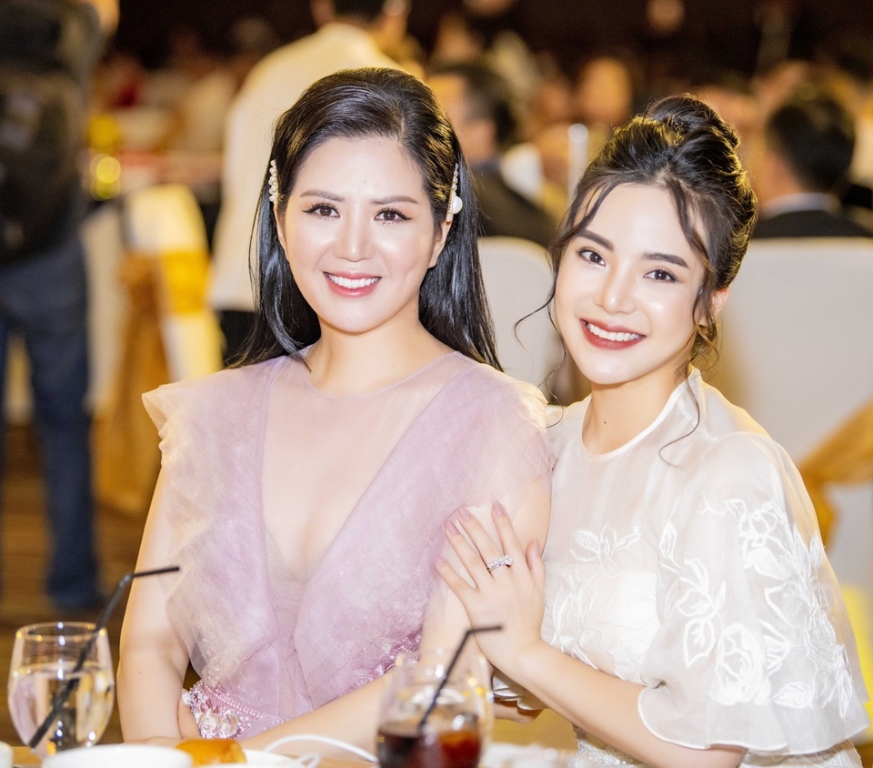 Ca sĩ Đinh Hiền Anh được vinh danh tài sắc vẹn toàn - 4 Ca sĩ Đinh Hiền Anh được vinh danh tài sắc vẹn toàn - 4