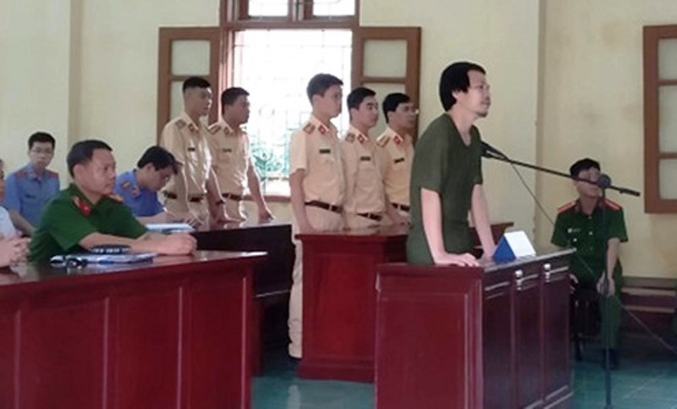 Dùng đá ném vỡ kính xe CSGT, người đàn ông bị xử phạt 2 năm tù - 1 Dùng đá ném vỡ kính xe CSGT, người đàn ông bị xử phạt 2 năm tù - 1