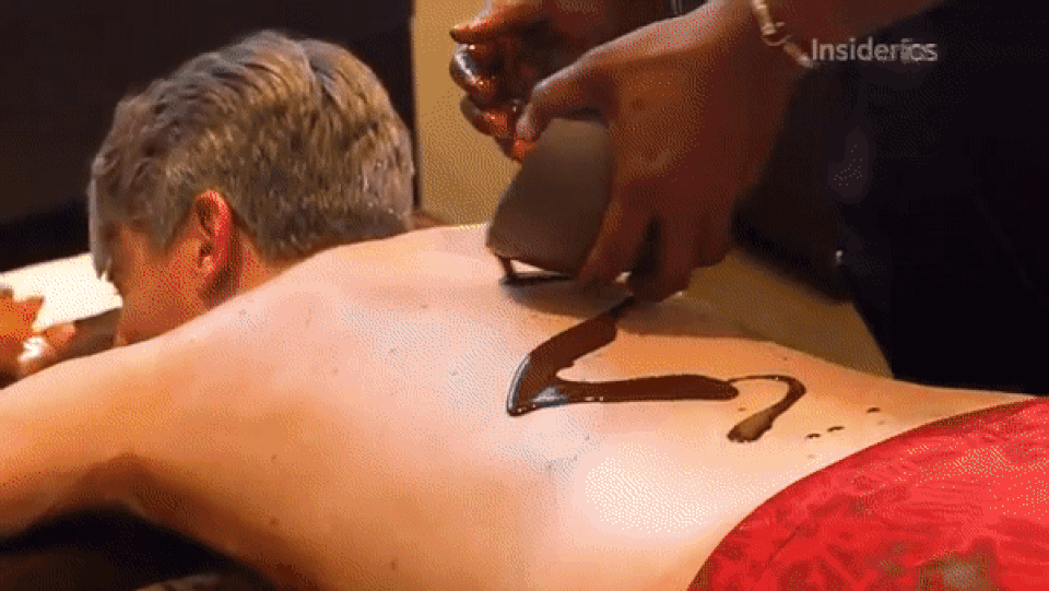 Thư giãn kiểu lạ: Massage toàn thân bằng socola - 1 Thư giãn kiểu lạ: Massage toàn thân bằng socola - 1
