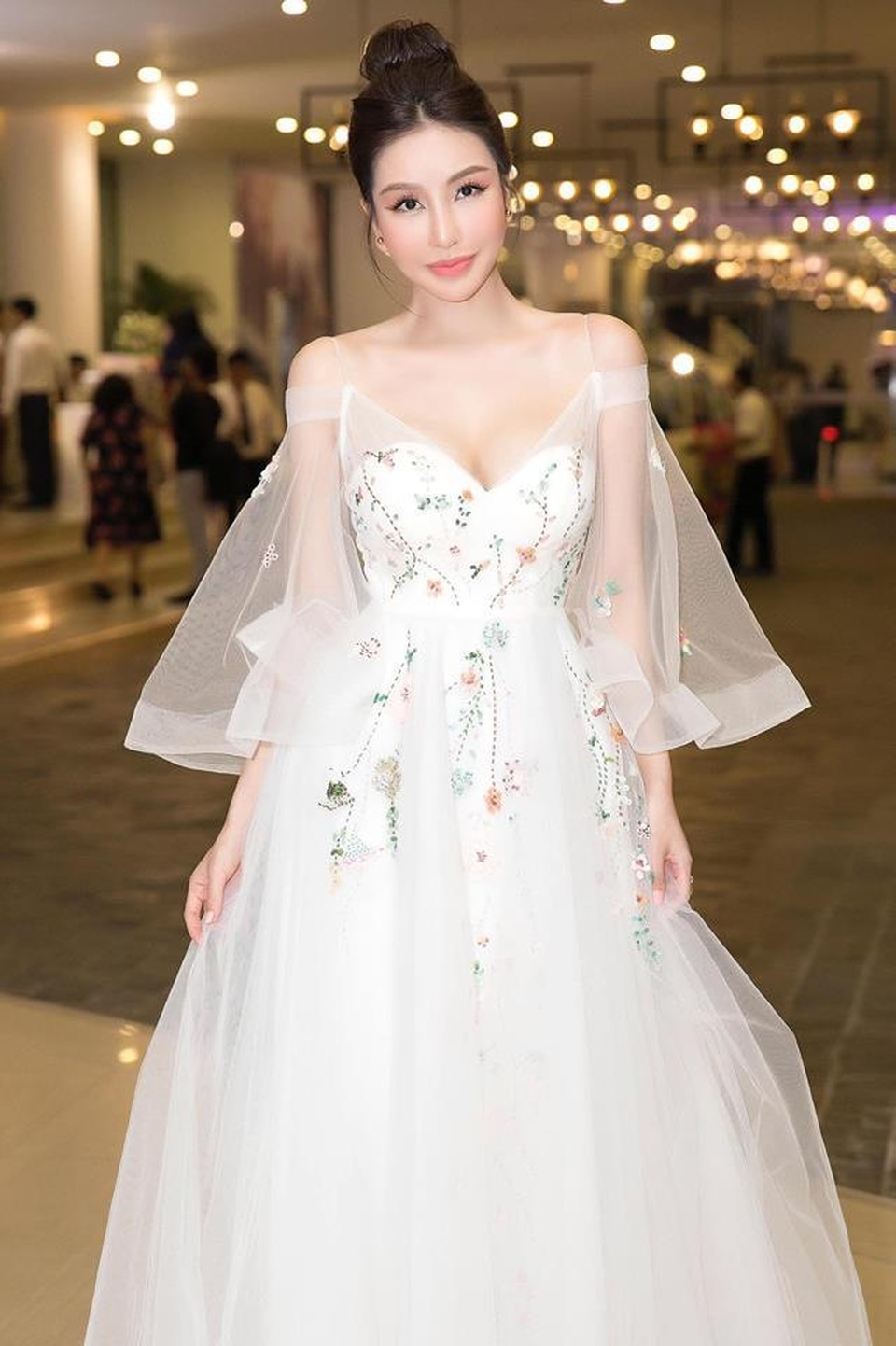 Hoa hậu Lam Cúc trao giải bông hồng quyền lực 2019 - 1 Hoa hậu Lam Cúc trao giải bông hồng quyền lực 2019 - 1