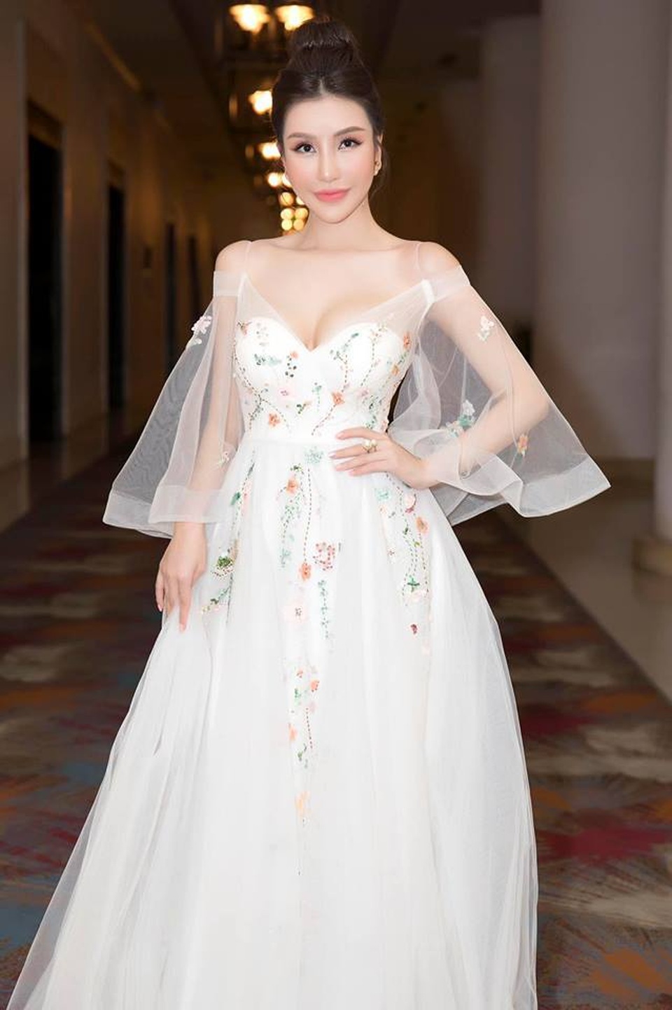 Hoa hậu Lam Cúc trao giải bông hồng quyền lực 2019 - 2 Hoa hậu Lam Cúc trao giải bông hồng quyền lực 2019 - 2