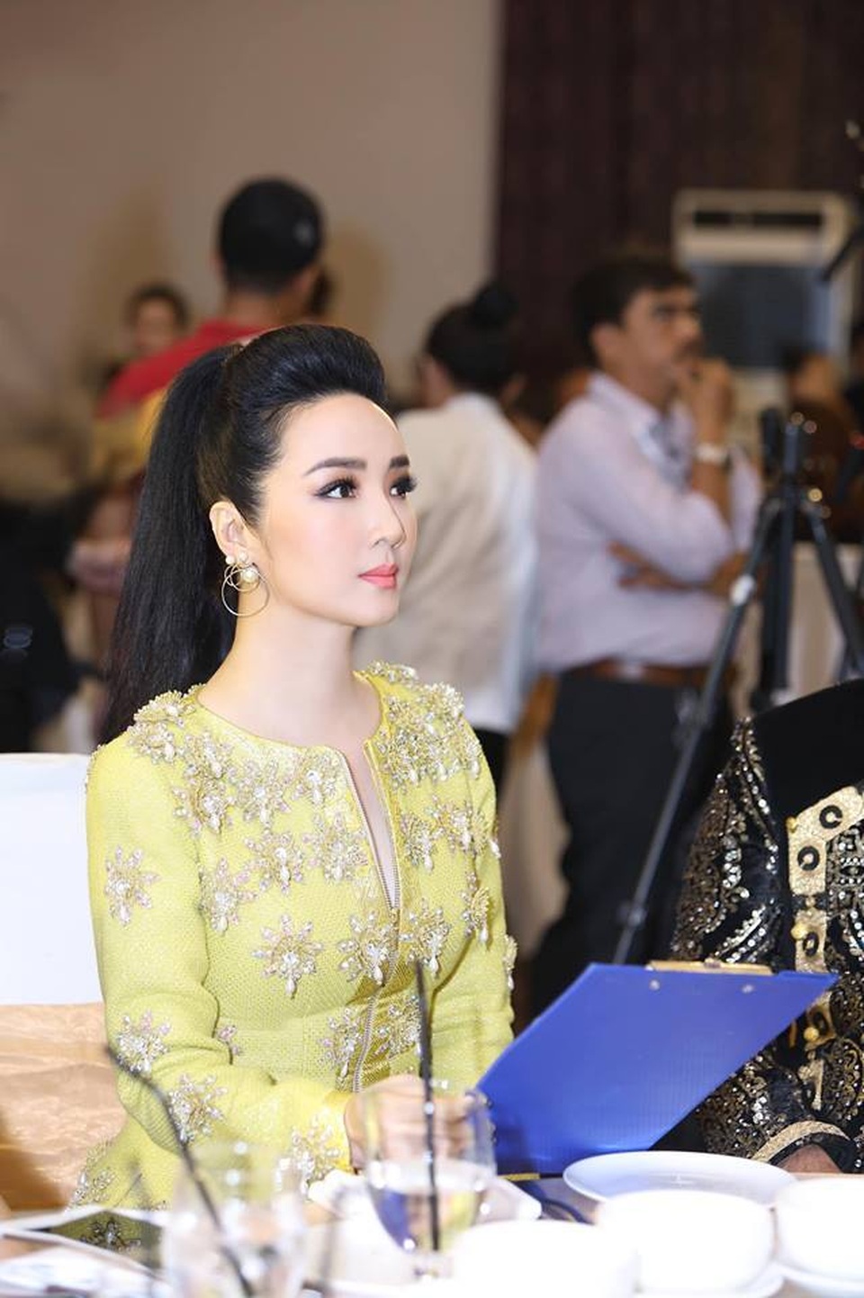 Hoa hậu Lam Cúc trao giải bông hồng quyền lực 2019 - 5 Hoa hậu Lam Cúc trao giải bông hồng quyền lực 2019 - 5