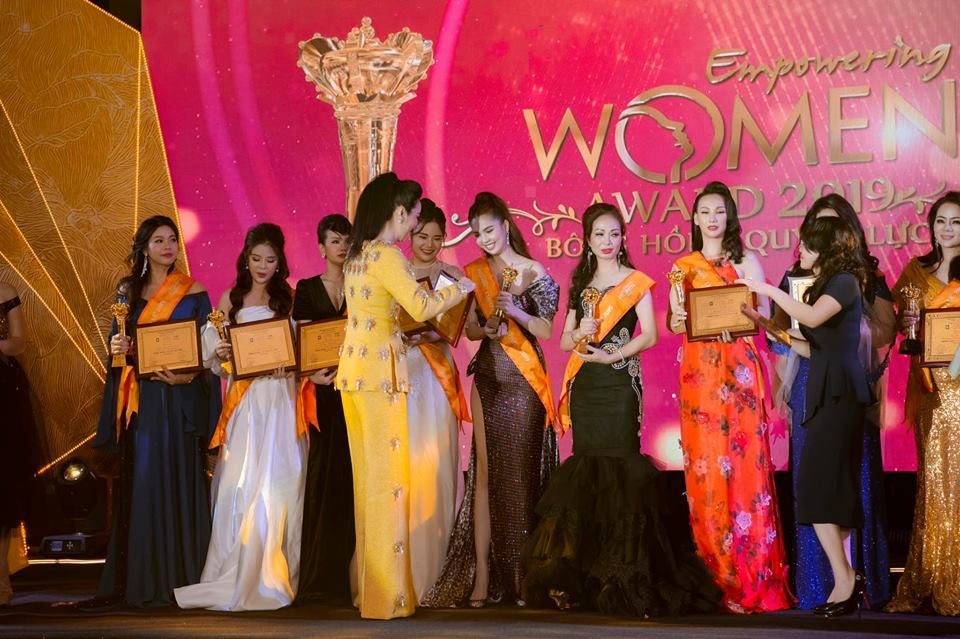 Hoa hậu Lam Cúc trao giải bông hồng quyền lực 2019 - 8 Hoa hậu Lam Cúc trao giải bông hồng quyền lực 2019 - 8