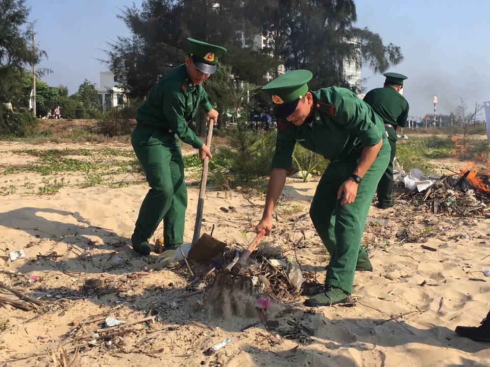 Quảng Bình: Hơn 500 chiến sĩ, đoàn viên thanh niên chung tay làm sạch bờ biển - 1 Quảng Bình: Hơn 500 chiến sĩ, đoàn viên thanh niên chung tay làm sạch bờ biển - 1