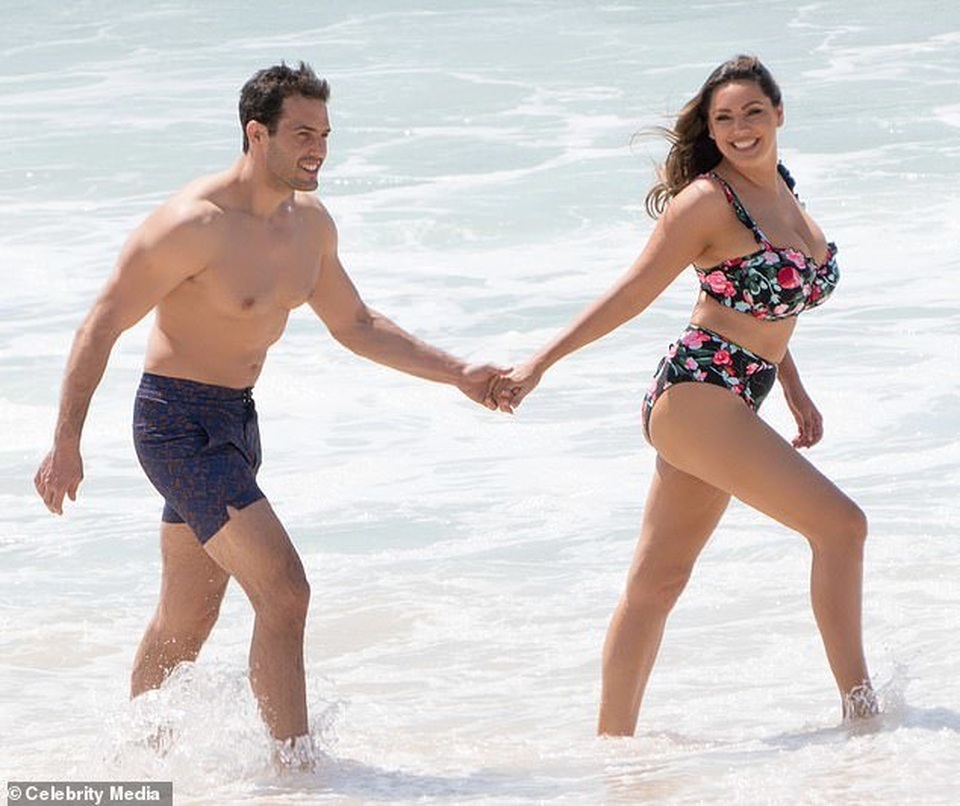 Kelly Brook shows off her plump breasts with her young lover - 5