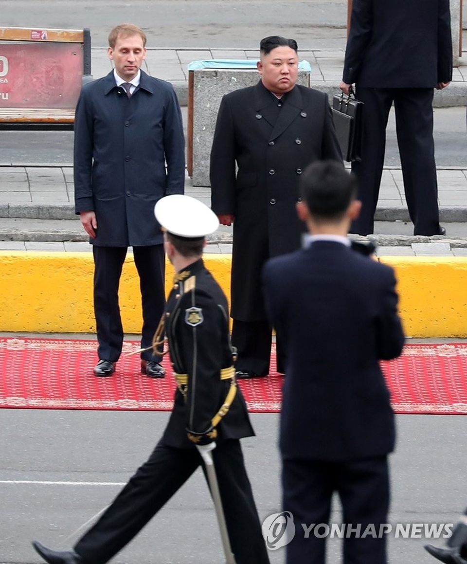 Ông Kim Jong-un bước trên thảm đỏ, duyệt đội danh dự trong lễ đón ở Nga - 2 Ông Kim Jong-un bước trên thảm đỏ, duyệt đội danh dự trong lễ đón ở Nga - 2