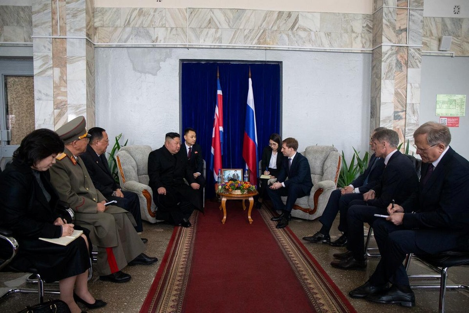 Những hình ảnh đầu tiên của ông Kim Jong-un trong chuyến thăm Nga - 9 Những hình ảnh đầu tiên của ông Kim Jong-un trong chuyến thăm Nga - 9