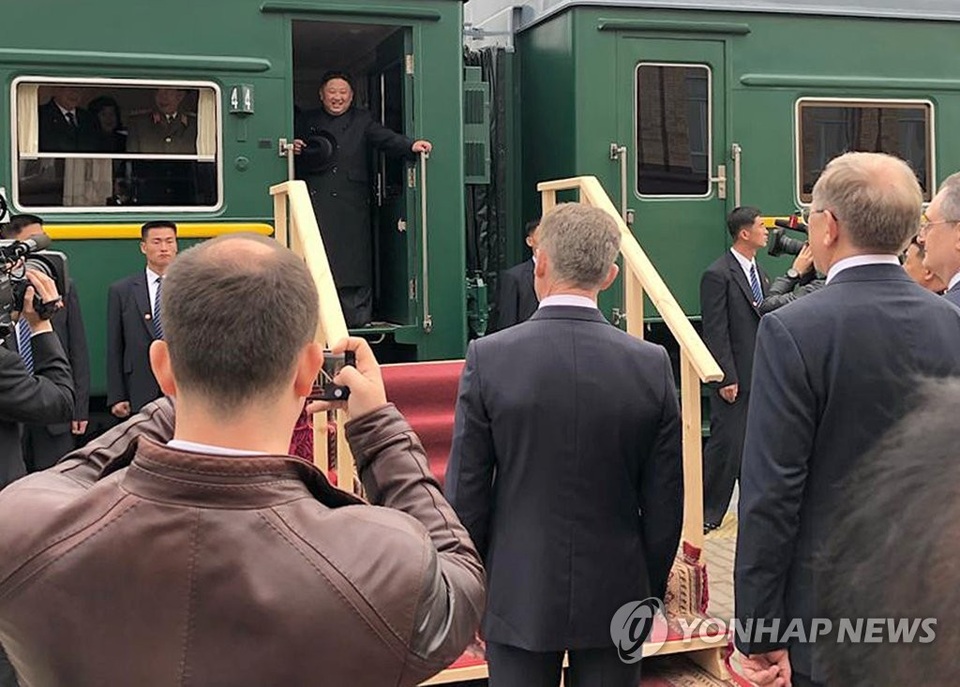 Ông Kim Jong-un được tặng bánh mì và muối khi đến Nga - 2 Ông Kim Jong-un được tặng bánh mì và muối khi đến Nga - 2