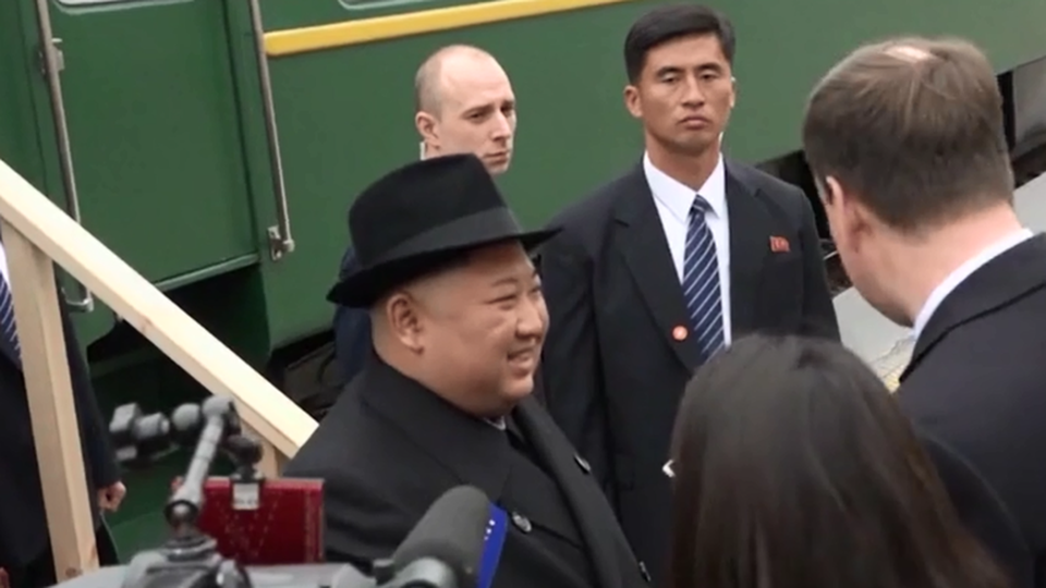 Ông Kim Jong-un được tặng bánh mì và muối khi đến Nga - 3 Ông Kim Jong-un được tặng bánh mì và muối khi đến Nga - 3