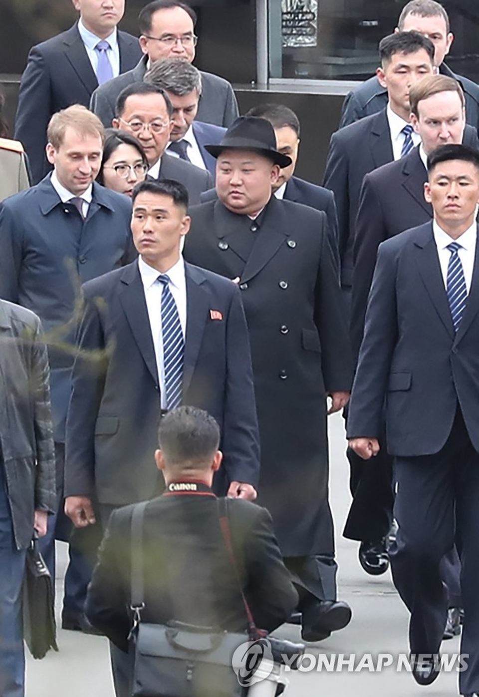 Ông Kim Jong-un bước trên thảm đỏ, duyệt đội danh dự trong lễ đón ở Nga - 3 Ông Kim Jong-un bước trên thảm đỏ, duyệt đội danh dự trong lễ đón ở Nga - 3
