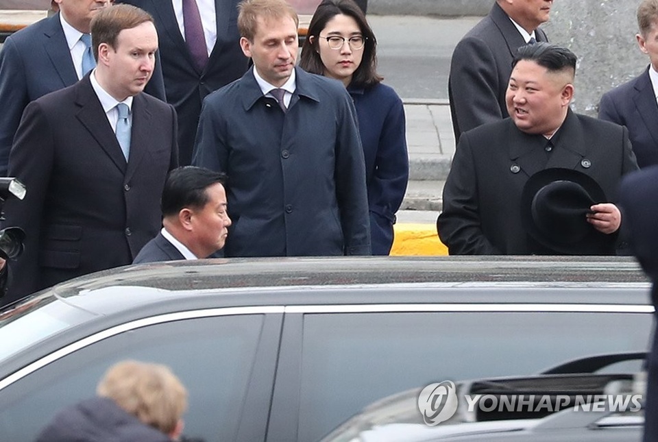 Ông Kim Jong-un bước trên thảm đỏ, duyệt đội danh dự trong lễ đón ở Nga - 4 Ông Kim Jong-un bước trên thảm đỏ, duyệt đội danh dự trong lễ đón ở Nga - 4