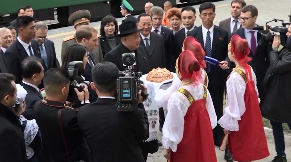 Ông Kim Jong-un được tặng bánh mì và muối khi đến Nga - 4 Ông Kim Jong-un được tặng bánh mì và muối khi đến Nga - 4
