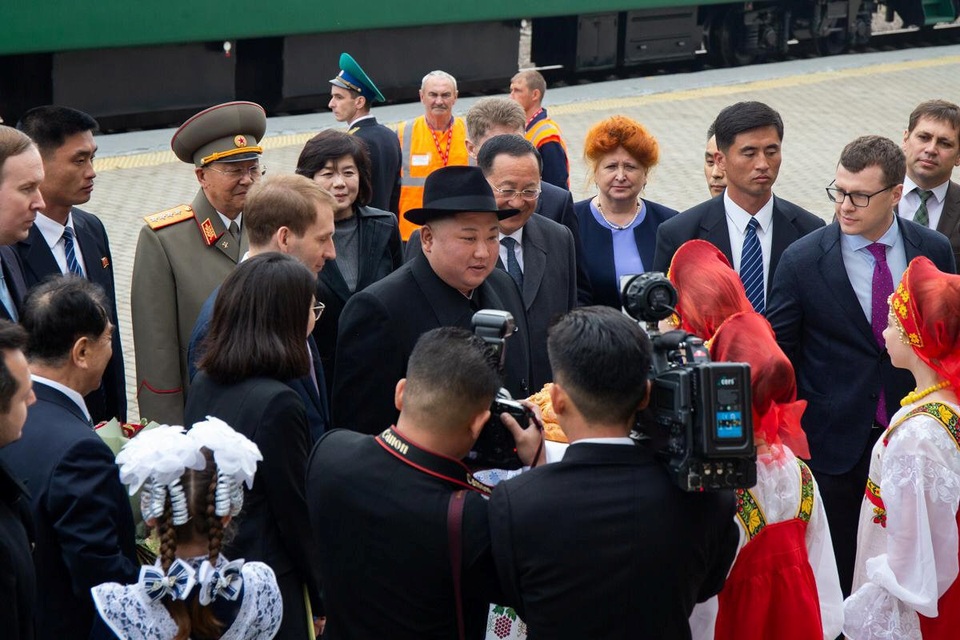 Những hình ảnh đầu tiên của ông Kim Jong-un trong chuyến thăm Nga - 8 Những hình ảnh đầu tiên của ông Kim Jong-un trong chuyến thăm Nga - 8