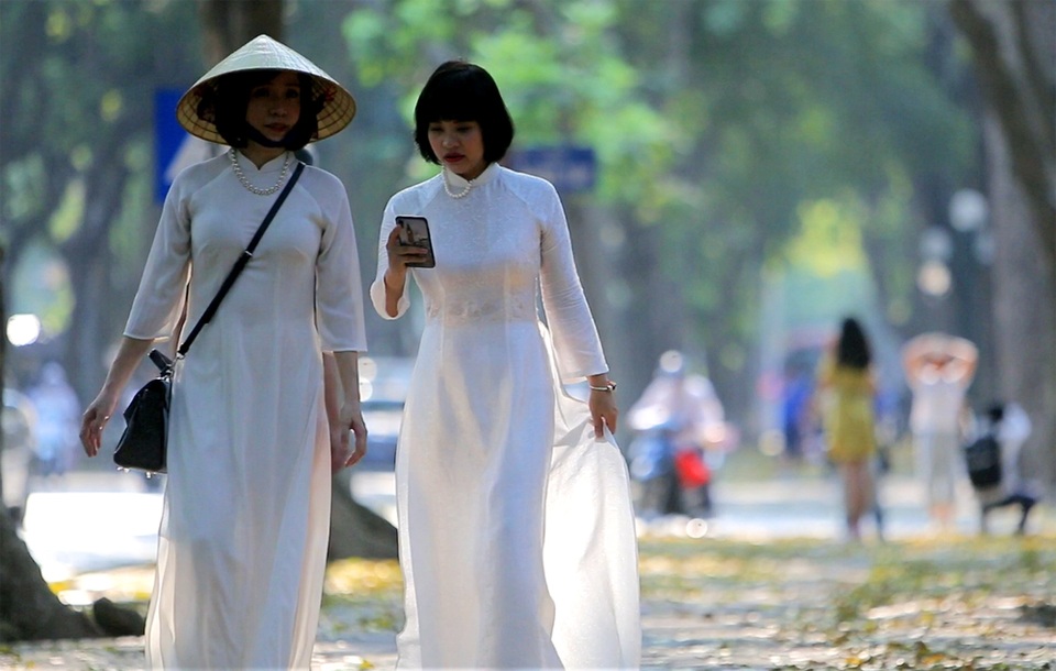 Phố lá vàng rơi siêu lãng mạn ở Hà Nội thu hút người chụp ảnh - 4 Phố lá vàng rơi siêu lãng mạn ở Hà Nội thu hút người chụp ảnh - 4