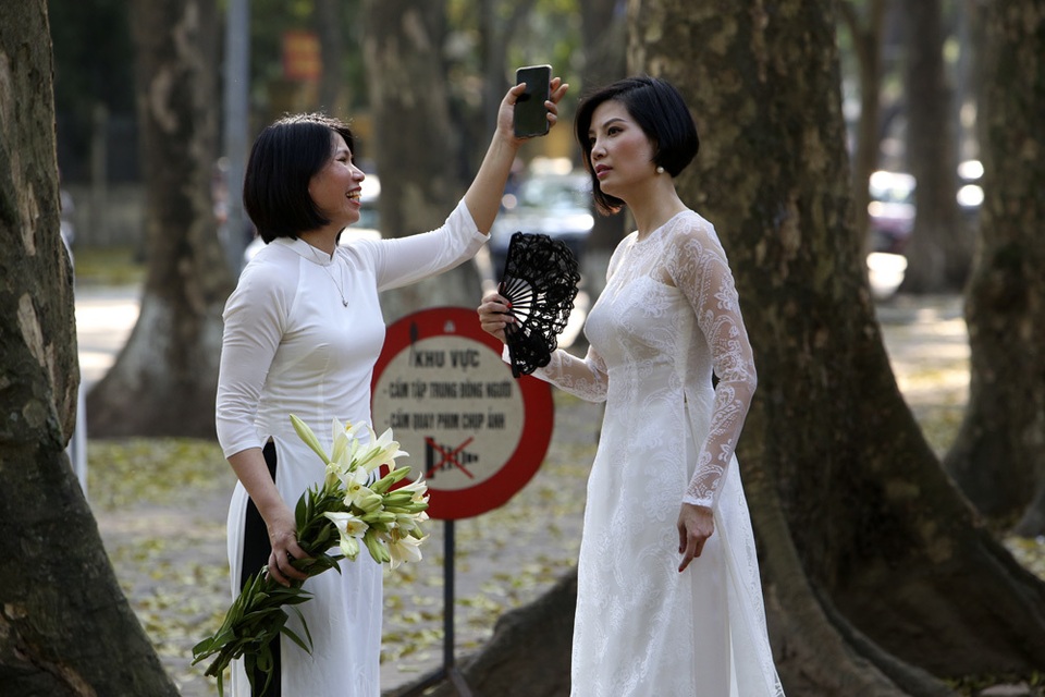 Phố lá vàng rơi siêu lãng mạn ở Hà Nội thu hút người chụp ảnh - 6 Phố lá vàng rơi siêu lãng mạn ở Hà Nội thu hút người chụp ảnh - 6