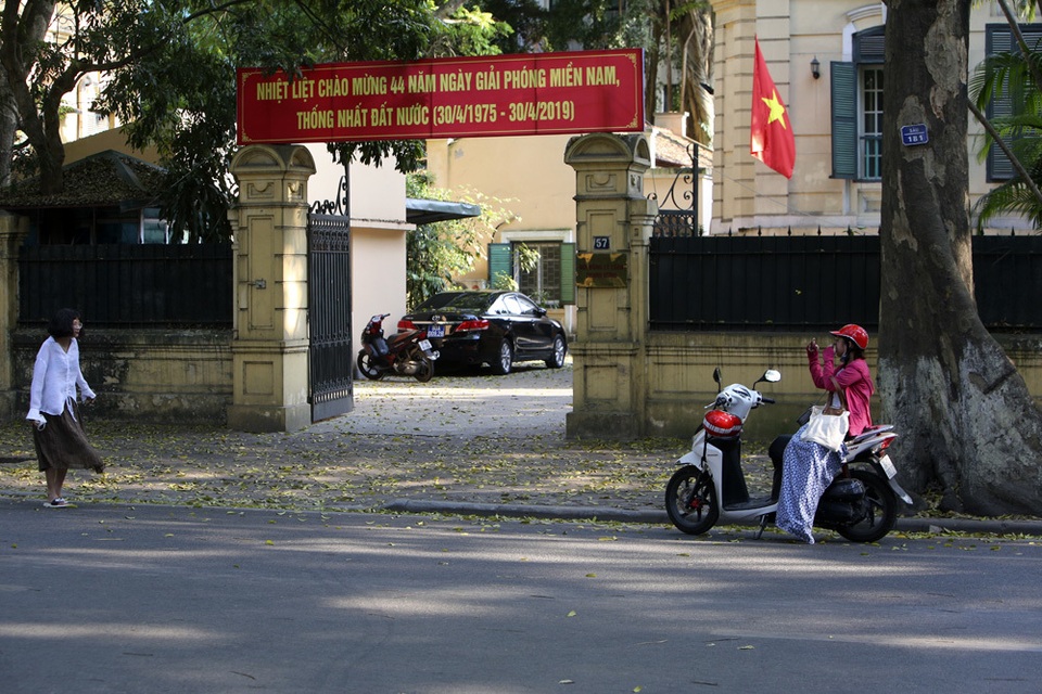 Phố lá vàng rơi siêu lãng mạn ở Hà Nội thu hút người chụp ảnh - 9 Phố lá vàng rơi siêu lãng mạn ở Hà Nội thu hút người chụp ảnh - 9