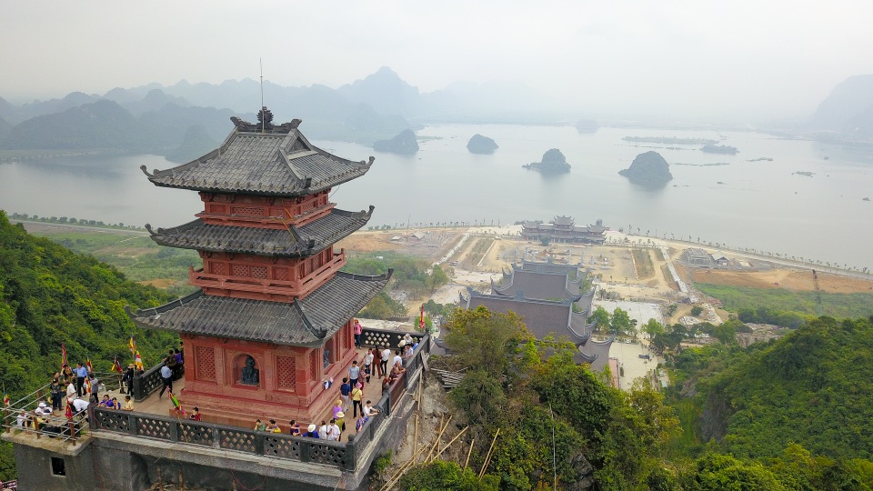 Độc đáo ngôi chùa có pho tượng Phật hồng ngọc nặng 4 tấn - 3 Độc đáo ngôi chùa có pho tượng Phật hồng ngọc nặng 4 tấn - 3