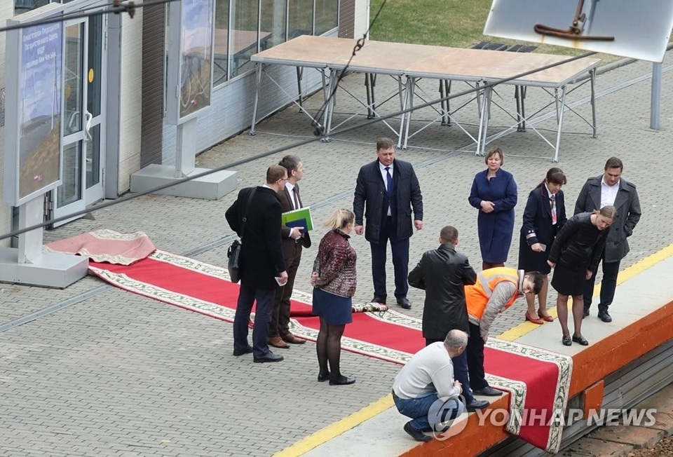 Ông Kim Jong-un được tặng bánh mì và muối khi đến Nga - 5 Ông Kim Jong-un được tặng bánh mì và muối khi đến Nga - 5