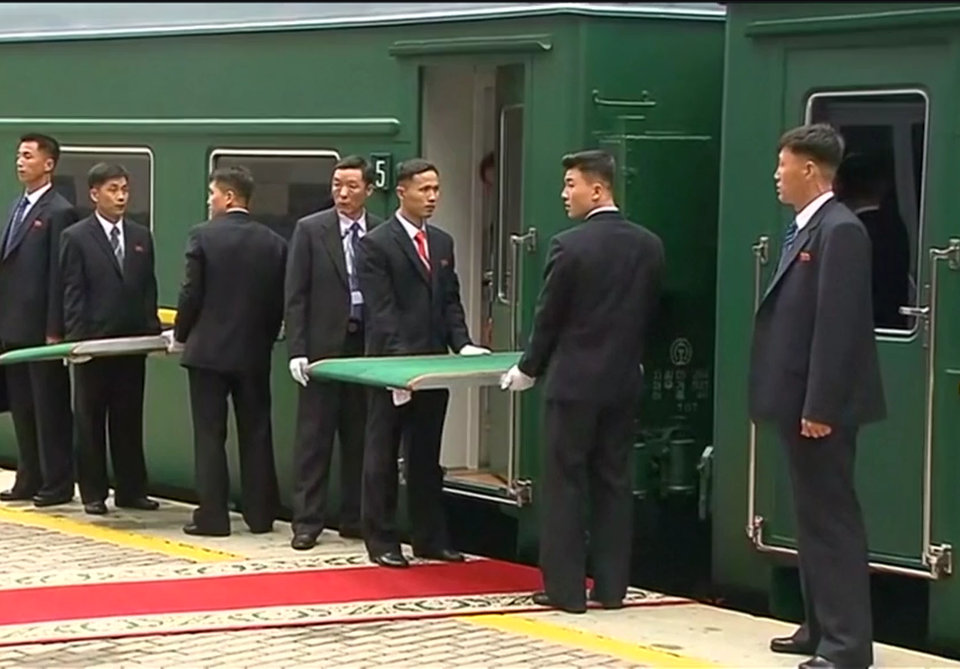 Cận vệ của ông Kim Jong-un loay hoay khi đoàn tàu bọc thép lệch thảm đỏ - 1 Cận vệ của ông Kim Jong-un loay hoay khi đoàn tàu bọc thép lệch thảm đỏ - 1