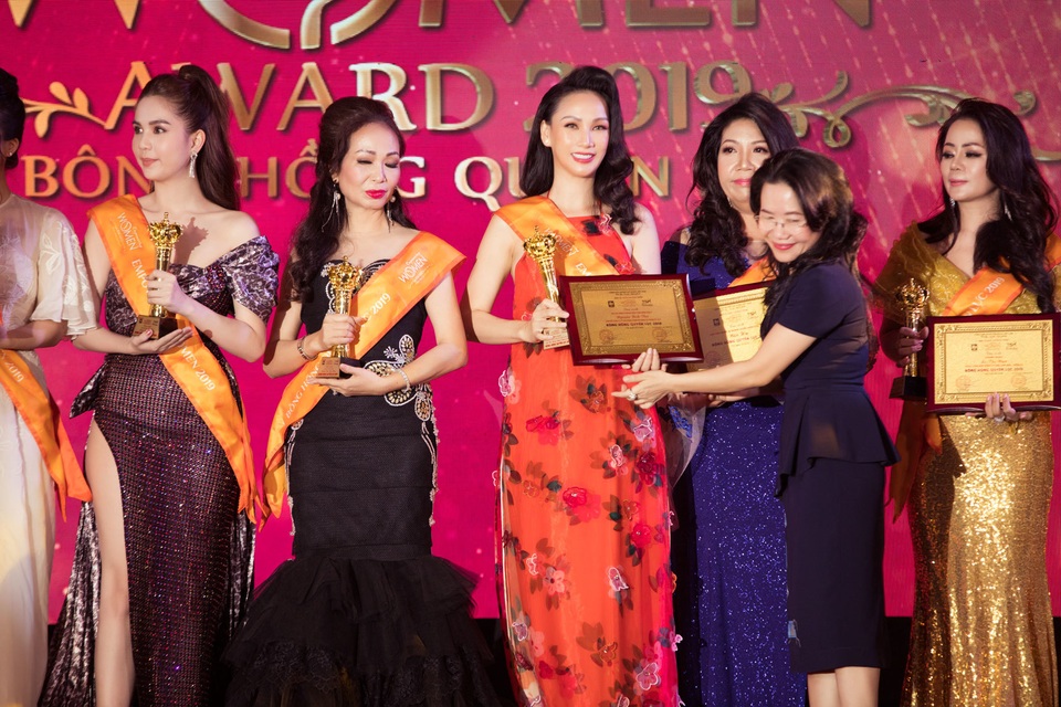 Paris Vũ giành giải “Bông hồng quyền lực 2019”, diễn vedette thời trang - 5 Paris Vũ giành giải “Bông hồng quyền lực 2019”, diễn vedette thời trang - 5