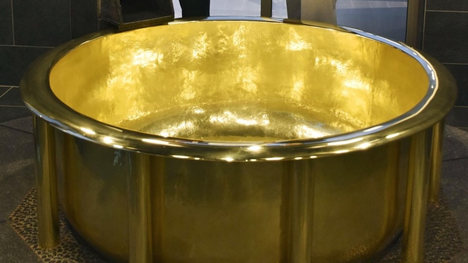 Thử làm đại gia: Ngâm mình trong bồn tắm bằng vàng trị giá hơn 7,1 triệu USD - 1 Thử làm đại gia: Ngâm mình trong bồn tắm bằng vàng trị giá hơn 7,1 triệu USD - 1