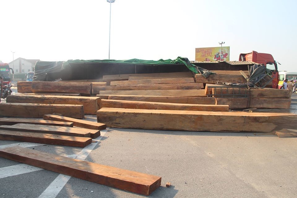 Xe đầu kéo lật nghiêng, hàng chục m3 gỗ đổ tràn trên quốc lộ - 2