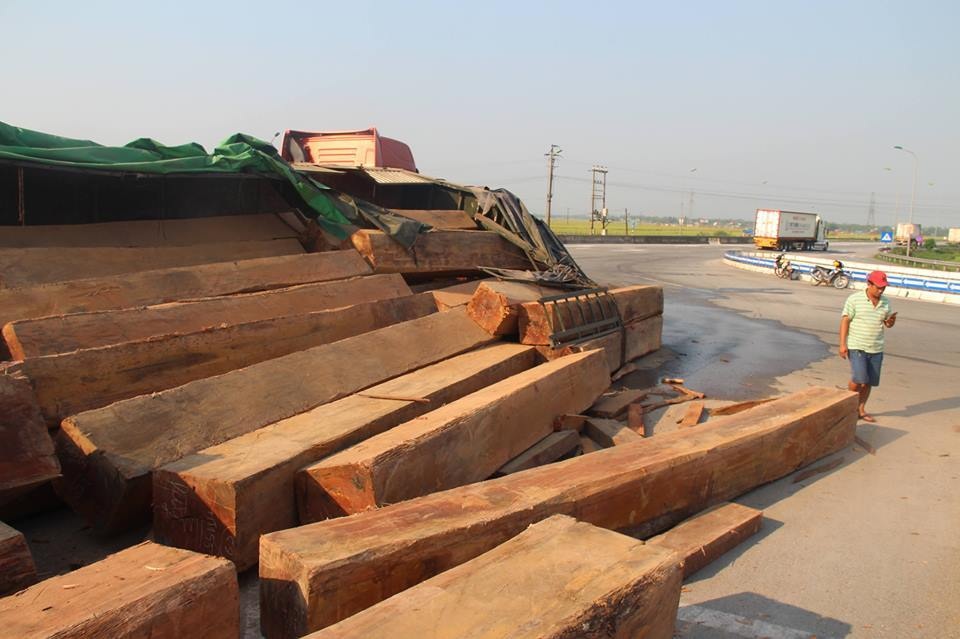 Xe đầu kéo lật nghiêng, hàng chục m3 gỗ đổ tràn trên quốc lộ - 3