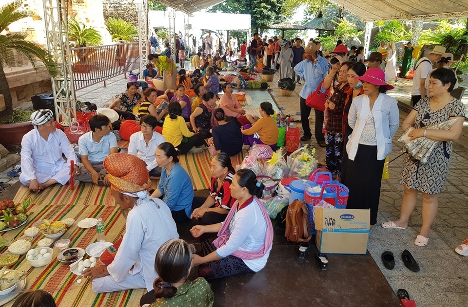 Dòng người nô nức đổ về Nha Trang dự lễ hội tháp bà Ponagar - 8 Dòng người nô nức đổ về Nha Trang dự lễ hội tháp bà Ponagar - 8