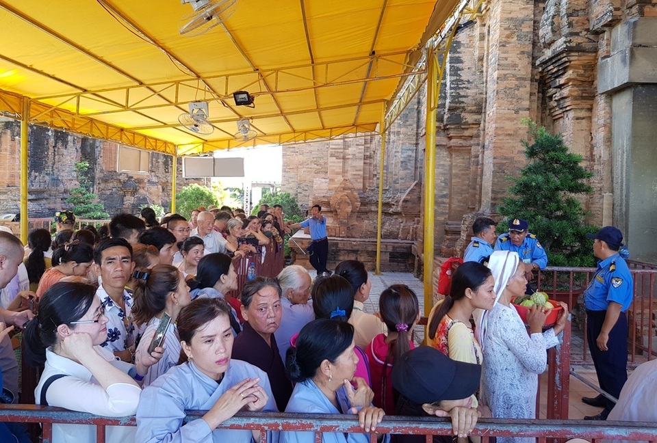 Dòng người nô nức đổ về Nha Trang dự lễ hội tháp bà Ponagar - 9 Dòng người nô nức đổ về Nha Trang dự lễ hội tháp bà Ponagar - 9