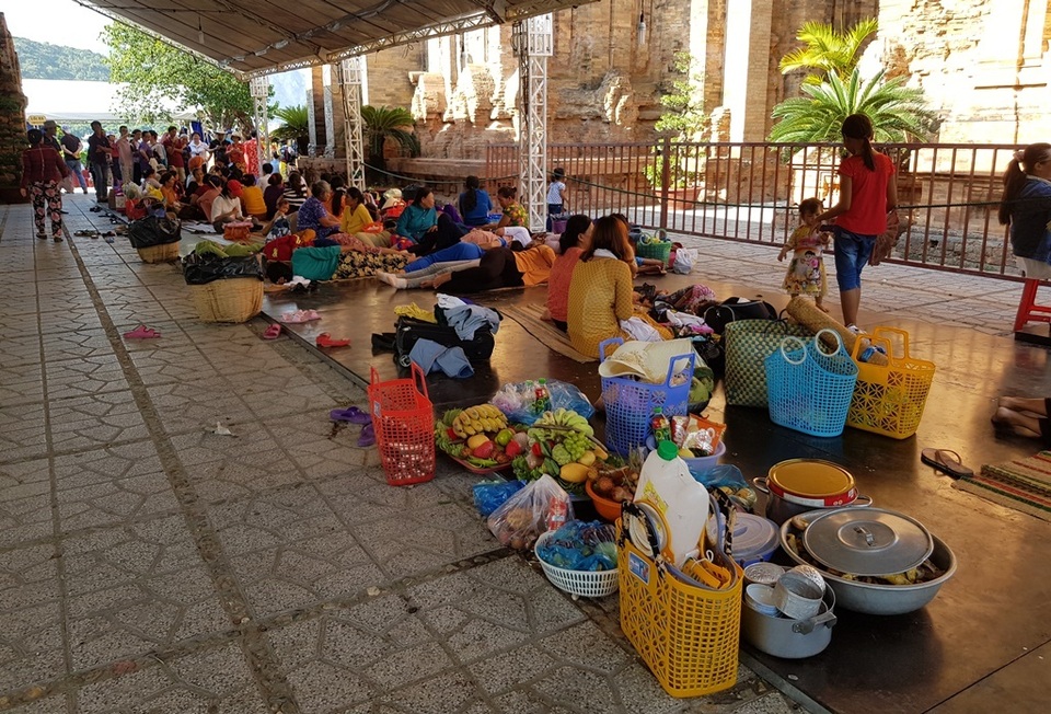Dòng người nô nức đổ về Nha Trang dự lễ hội tháp bà Ponagar - 6 Dòng người nô nức đổ về Nha Trang dự lễ hội tháp bà Ponagar - 6