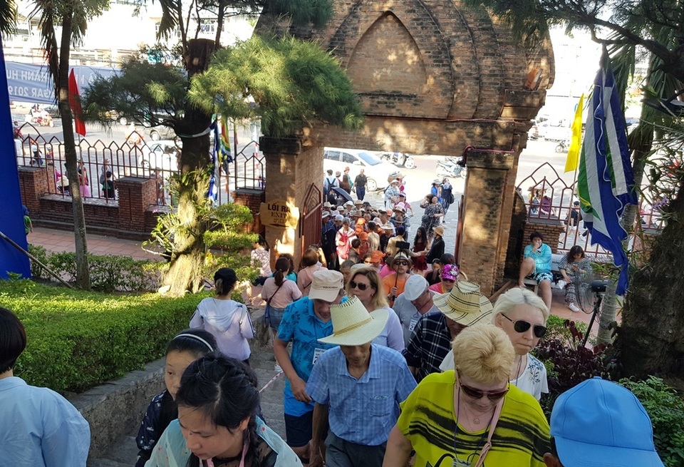 Dòng người nô nức đổ về Nha Trang dự lễ hội tháp bà Ponagar - 2 Dòng người nô nức đổ về Nha Trang dự lễ hội tháp bà Ponagar - 2